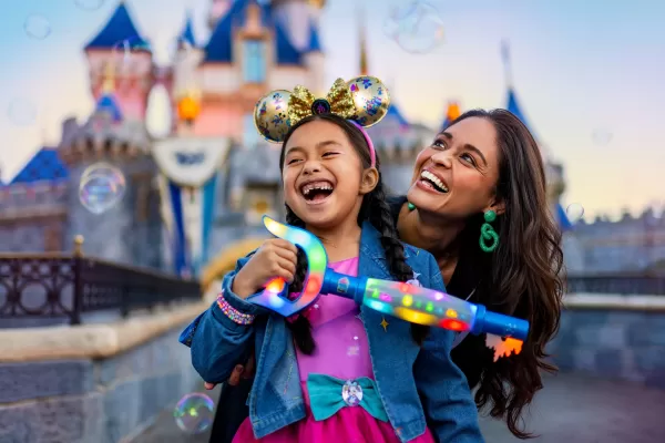 Disneyland'ın 70. Yıldönümünü Kutlayın: İndirimler, Geçit törenleri ve benzersiz mutfak lezzetleri bekliyor